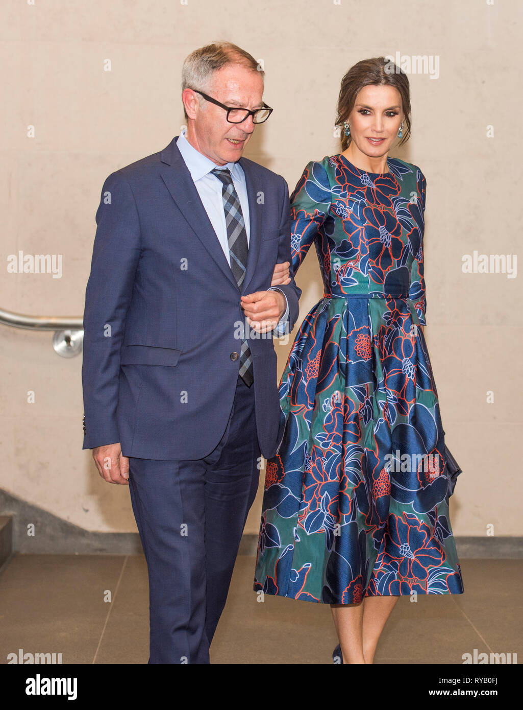 National Gallery, London, UK. 13. März, 2019. Der Prinz von Wales, Schirmherr der National Gallery, bei Ihrer Majestät Königin Letizia von Spanien, nimmt an der Eröffnung der Sorolla: Spanischer Meister des Lichts in der National Gallery, dem Trafalgar Square, London. Credit: Malcolm Park/Alamy Leben Nachrichten. Stockfoto