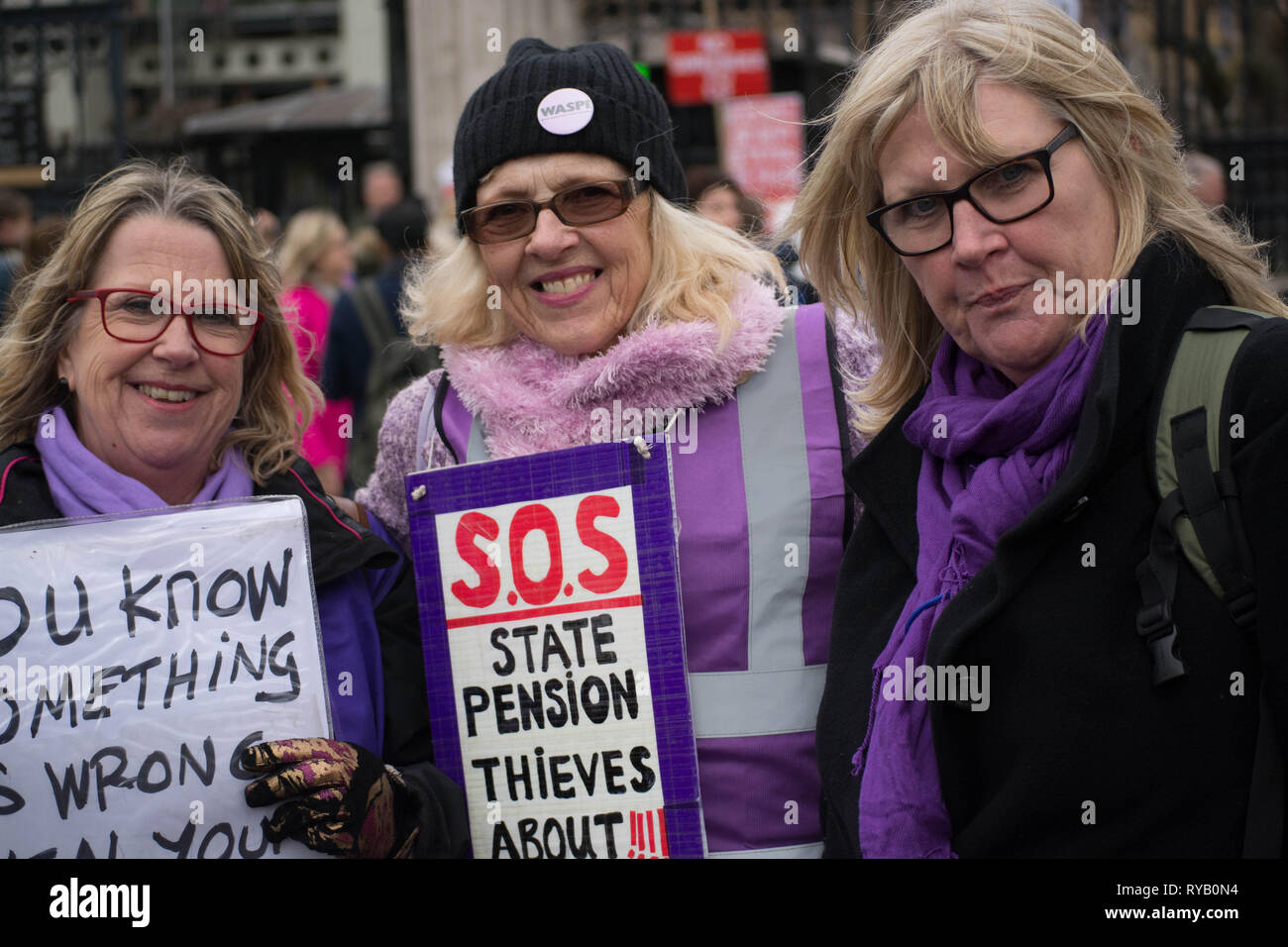 London, Großbritannien. 13 Mär, 2019. Mittwoch 13. März 13.00 Uhr altes Schloss Hof Westminster London UK. Die Mitglieder der Waspi Kampagne erinnert das Budget den Kanzlern der fehlenden Renten und Defizit auf die nationale Versicherung seit 2014, bei dwp Minister Ian Duncan Smith bildete drastische Entscheidungen und Veränderungen, seitdem unrepentant sogar ablehnen, die Gruppen über die Bedenken zu erfüllen, auch zu ignorieren, zitiert sie früher oder später gehen.)? Für einen öffentlich bestellter Minister das war arrogant und frech Bemerkung, dass die Folgen seiner Tat leugnet. Credit: Philip Robins/Alamy Stockfoto