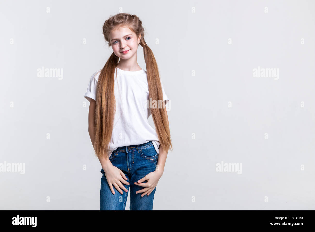 Angenehm ruhig Mädchen leicht lächelnd, während Ihre extra-lange Haare Präsentation Stockfoto
