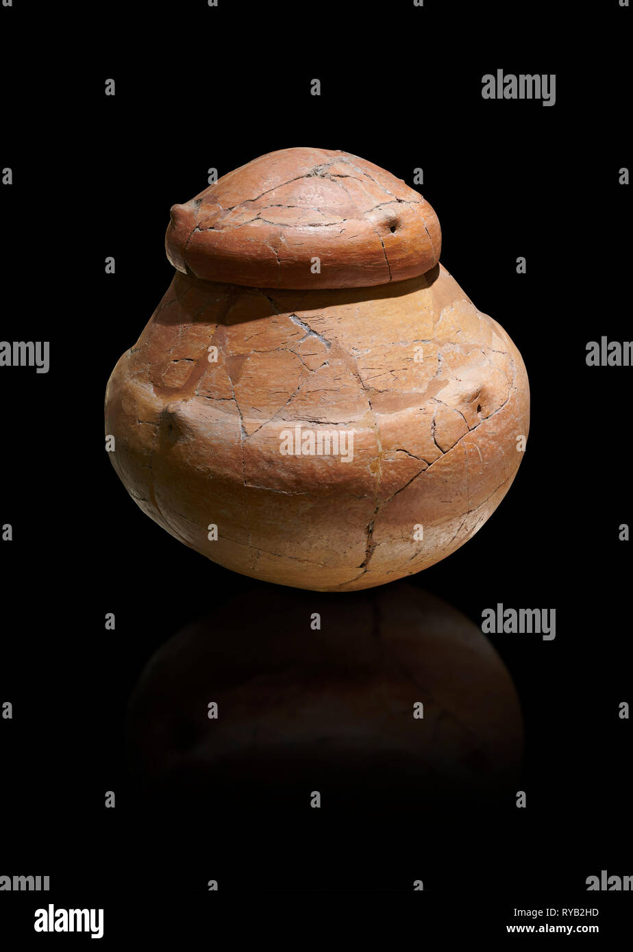 Terra cotta Topf und Deckel aus einem bronzezeitlichen Grab H (2500 v. Chr. - 2250 v. Chr.) - alacahoyuk - Museum für Anatolische Zivilisationen, Ankara, Türkei. Gegen eine Bla Stockfoto