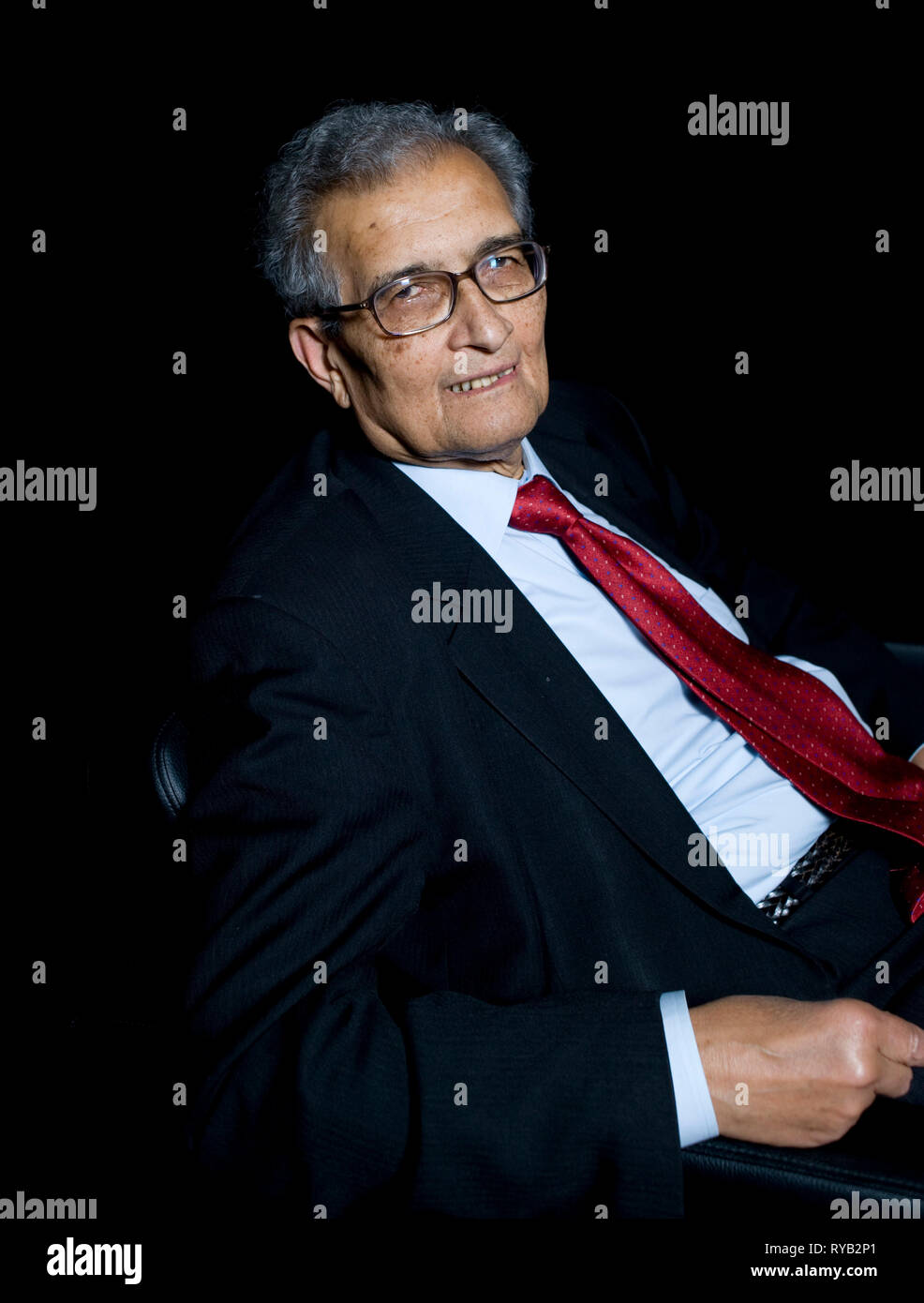 Amartya Sen Bild vor seinem Vortrag "Die Idee der Gerechtigkeit' an der London Literatur Festival, die Southbank Centre. Wie ist einer der weltweit führenden öffentlichen Intellektuellen. In der Vorlesung argumentiert er für eine neue Theorie der Gerechtigkeit, die das Abkommen nicht nur der gemeinschaftlichen Rechtsvorschriften, sondern von Außenseitern, die betroffen sein könnten. Durch die Abkehr von einem abstrakten Ideal der perfekten Gesellschaft, Sen argumentiert, dass unser Sinn für Gerechtigkeit in der Welt verankert sein, in der wir leben. Der Vortrag zu neuen Buch, das nächste Woche "Die Idee der Gerechtigkeit' [Pinguin] Stockfoto