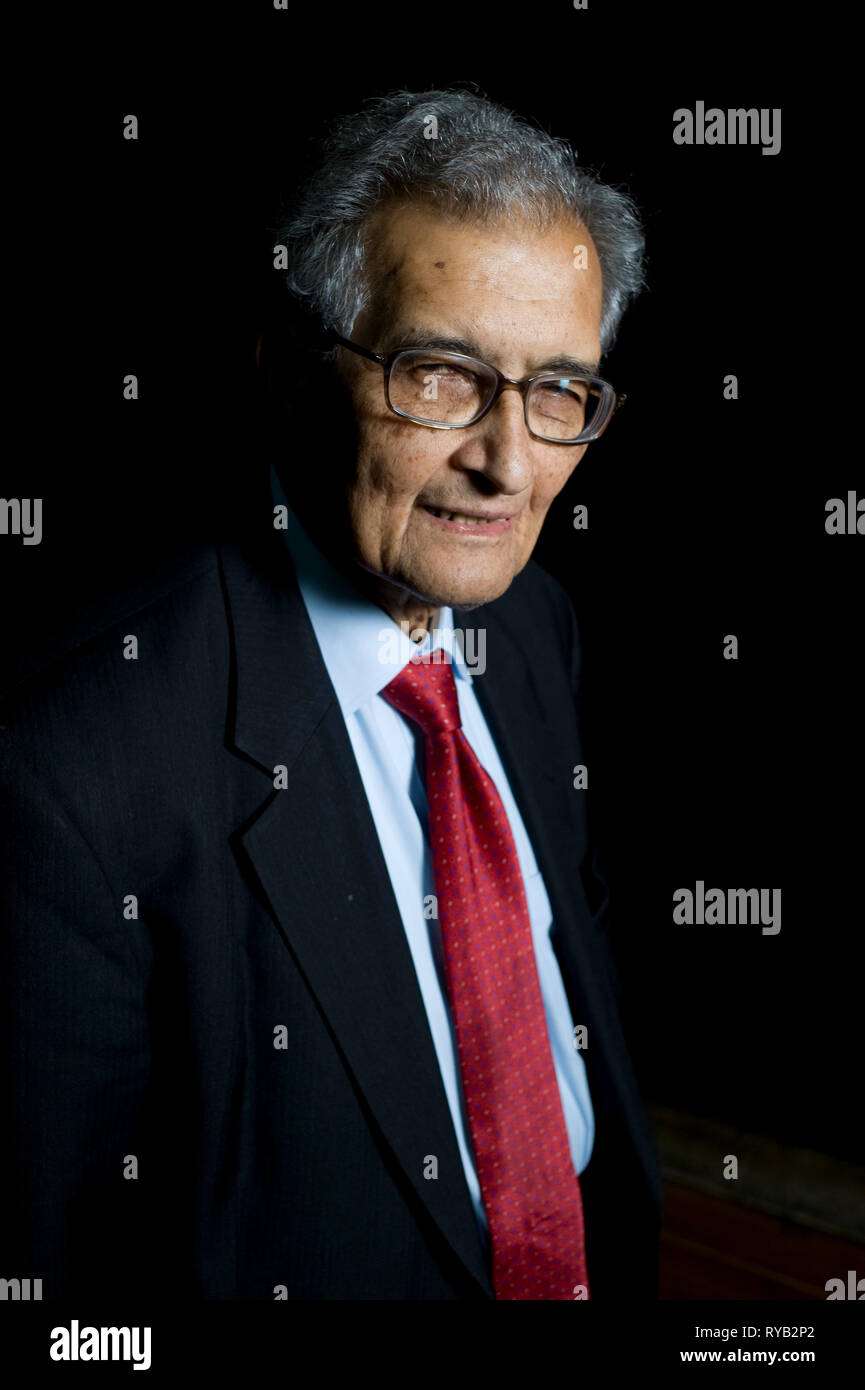 Amartya Sen Bild vor seinem Vortrag "Die Idee der Gerechtigkeit' an der London Literatur Festival, die Southbank Centre. Wie ist einer der weltweit führenden öffentlichen Intellektuellen. In der Vorlesung argumentiert er für eine neue Theorie der Gerechtigkeit, die das Abkommen nicht nur der gemeinschaftlichen Rechtsvorschriften, sondern von Außenseitern, die betroffen sein könnten. Durch die Abkehr von einem abstrakten Ideal der perfekten Gesellschaft, Sen argumentiert, dass unser Sinn für Gerechtigkeit in der Welt verankert sein, in der wir leben. Der Vortrag zu neuen Buch, das nächste Woche "Die Idee der Gerechtigkeit' [Pinguin] Stockfoto