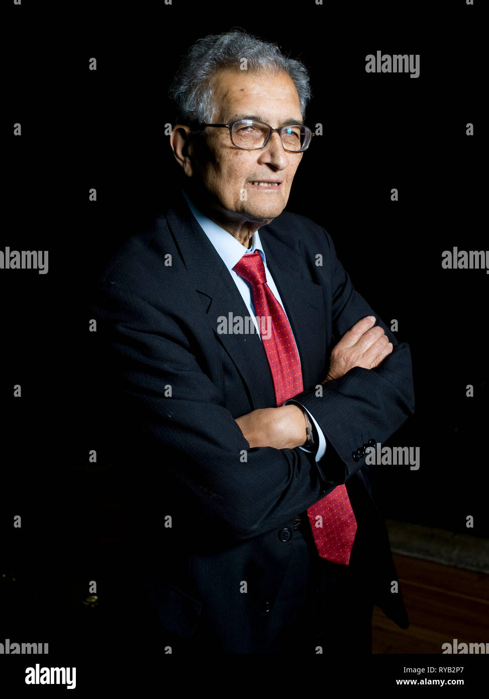 Amartya Sen Bild vor seinem Vortrag "Die Idee der Gerechtigkeit' an der London Literatur Festival, die Southbank Centre. Wie ist einer der weltweit führenden öffentlichen Intellektuellen. In der Vorlesung argumentiert er für eine neue Theorie der Gerechtigkeit, die das Abkommen nicht nur der gemeinschaftlichen Rechtsvorschriften, sondern von Außenseitern, die betroffen sein könnten. Durch die Abkehr von einem abstrakten Ideal der perfekten Gesellschaft, Sen argumentiert, dass unser Sinn für Gerechtigkeit in der Welt verankert sein, in der wir leben. Der Vortrag zu neuen Buch, das nächste Woche "Die Idee der Gerechtigkeit' [Pinguin] Stockfoto
