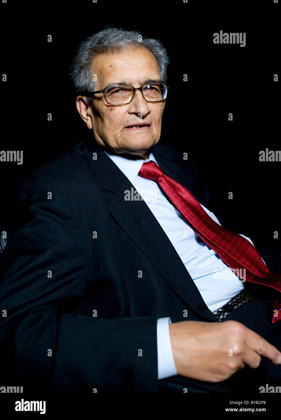Amartya Sen Bild vor seinem Vortrag "Die Idee der Gerechtigkeit' an der London Literatur Festival, die Southbank Centre. Wie ist einer der weltweit führenden öffentlichen Intellektuellen. In der Vorlesung argumentiert er für eine neue Theorie der Gerechtigkeit, die das Abkommen nicht nur der gemeinschaftlichen Rechtsvorschriften, sondern von Außenseitern, die betroffen sein könnten. Durch die Abkehr von einem abstrakten Ideal der perfekten Gesellschaft, Sen argumentiert, dass unser Sinn für Gerechtigkeit in der Welt verankert sein, in der wir leben. Der Vortrag zu neuen Buch, das nächste Woche "Die Idee der Gerechtigkeit' [Pinguin] Stockfoto