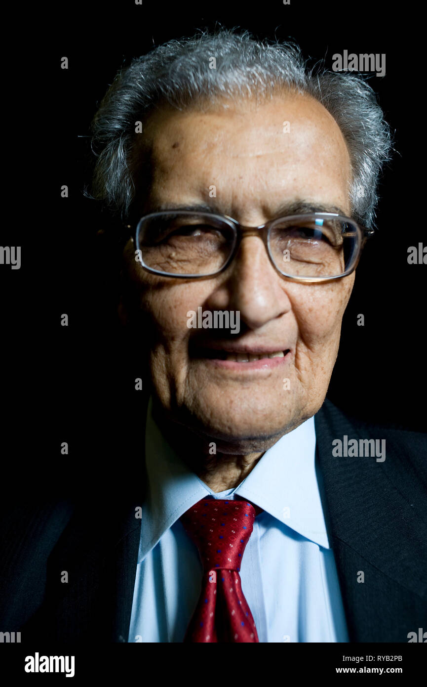 Amartya Sen Bild vor seinem Vortrag "Die Idee der Gerechtigkeit' an der London Literatur Festival, die Southbank Centre. Wie ist einer der weltweit führenden öffentlichen Intellektuellen. In der Vorlesung argumentiert er für eine neue Theorie der Gerechtigkeit, die das Abkommen nicht nur der gemeinschaftlichen Rechtsvorschriften, sondern von Außenseitern, die betroffen sein könnten. Durch die Abkehr von einem abstrakten Ideal der perfekten Gesellschaft, Sen argumentiert, dass unser Sinn für Gerechtigkeit in der Welt verankert sein, in der wir leben. Der Vortrag zu neuen Buch, das nächste Woche "Die Idee der Gerechtigkeit' [Pinguin] Stockfoto