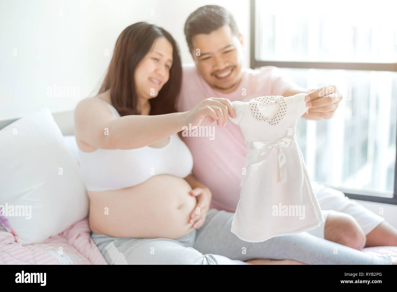 Asiatische schwangere Frau mit Mann. Mutter Tag und Internationalen Tag der Frau. Mama und Kind. Stockfoto