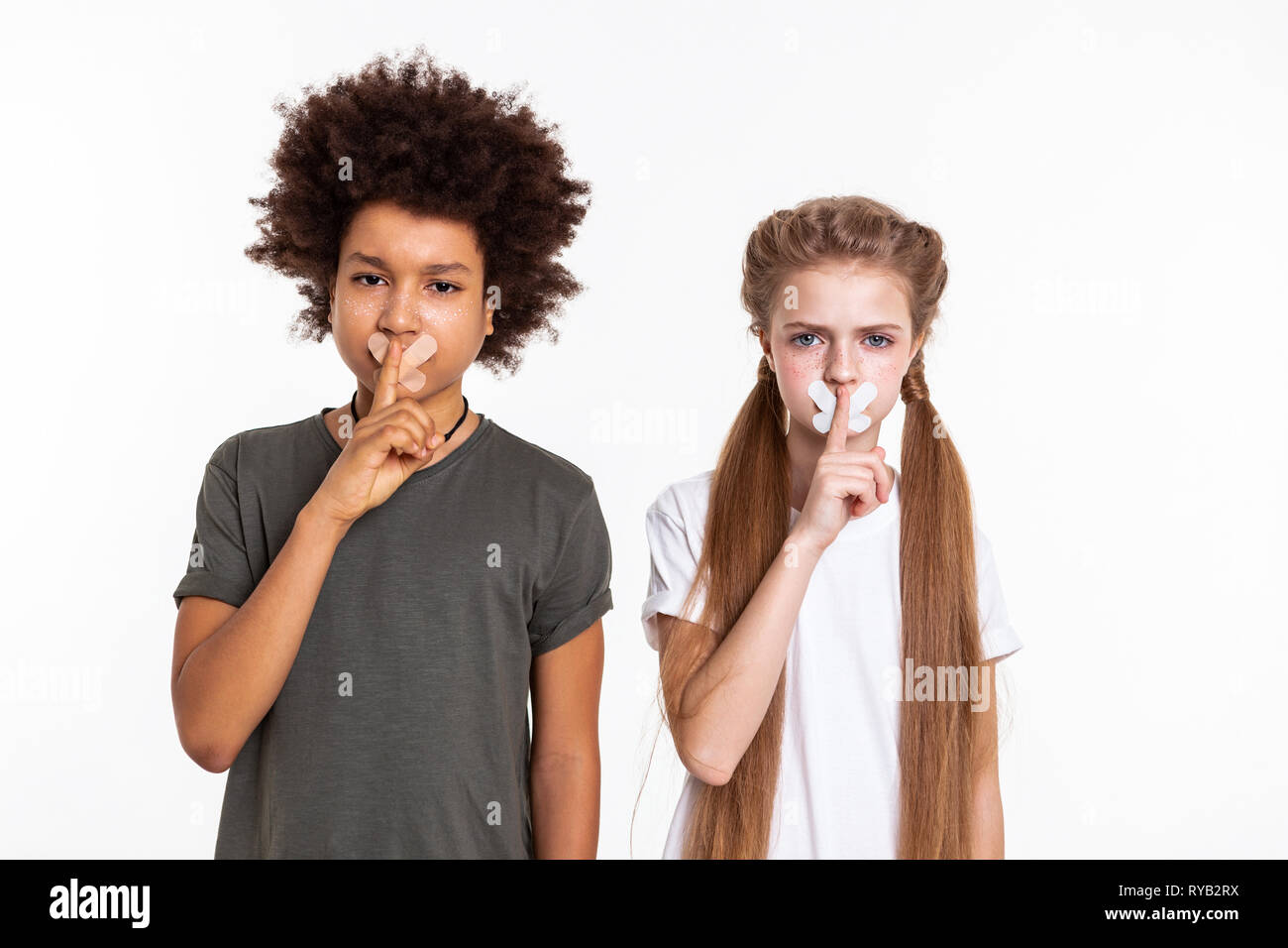 Ernsthafte entschlossene Kinder mit Getapten Mund posing Stockfoto