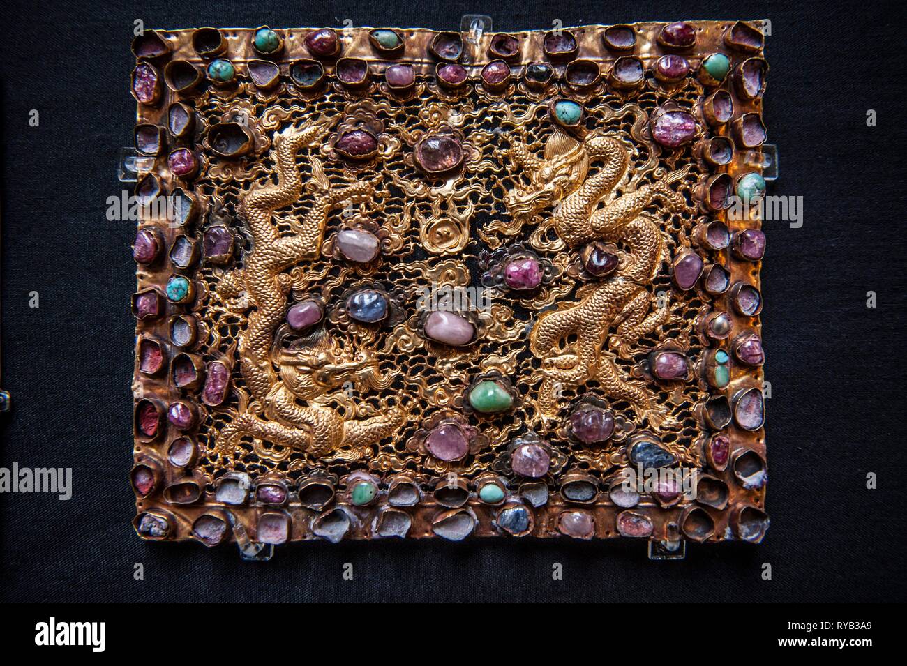 Die Objekte zum Angebot: - geschnitzt Rot Lack auf Holz core 1403-24 mit Szenen des kaiserlichen Haushalts 35 cm Durchmesser. - Ein paar gold Kissen endet vermutlich für ein Mitglied der königlichen Familie Ming - Longquan Heiligtum - Steinzeug celadon Glasur und Vergoldung Tongle Ära 1406. an der Oberseite des obersten daoistischen Gott des Donners Fahrten Fabeltier bezeichnet ein qilin Mitte Nische sind die drei Reine, Götter, der daoistischen Philosophie kapseln. Im Zentrum Celestial Worthys. In der Mitte in den Reverse Shot sichtbar wird, ist die CW von Promordial. In der unteren Grotte sind der Jade Kaiser cen Stockfoto