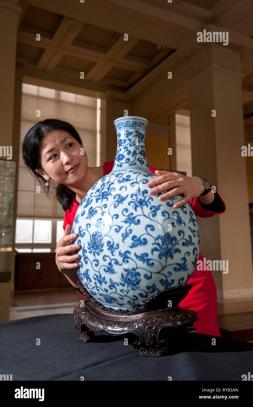 Yu-Ping Luk Projekt Kurator: Ming: 50 Jahre, dass China - Große Porzellan Kolben mit unterglasur blau Dekoration von Lotus Blumen gemalt geändert. in Jingdezhen in der Provinz Jiangxi, China 1426-1435 Ming Dynastie Xuande ikonischen blauen und weißen Porzellan Kolben mit Lotus Dekoration an über 50 cm groß Es ist die größte Ming Imperial procln im Britischen Museum Sammlung. Blau und Weiß wurde immens populären über China und auf der ganzen Welt während der Ming, wenn es zum ersten Mal Europa in loser Schüttung erreicht. . In Jingdezhen Stadt im Südosten Chinas gemacht weiter Porzellan waren zu reduzieren Stockfoto