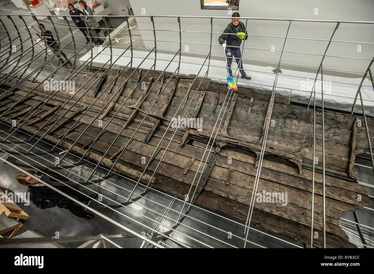 Blick auf überlebende Hölzer aus längste Viking Kriegsschiff, die jemals in Großbritannien zum ersten Mal gefunden angezeigt. Die Hölzer haben in mühevoller Kleinarbeit zusammen wie ein riesiges Puzzle ausgestattet und in eine tatsächliche Größe stahl Wiege. Der Wiederaufbau wird durch Mitglieder der Nationalen Museum für Dänemark, das Museum vor allem gekommen sind. Das 37 Meter lange Schiff wird bilden den Mittelpunkt des BP die Ausstellung des British Museum, Wikinger: Leben und Legende. Das Schiff, als Roskilde 6 bekannt, wurde von den Banken der Roskilde Fjord in Dänemark im Laufe der Arbeit der Roski zu entwickeln ausgegraben Stockfoto
