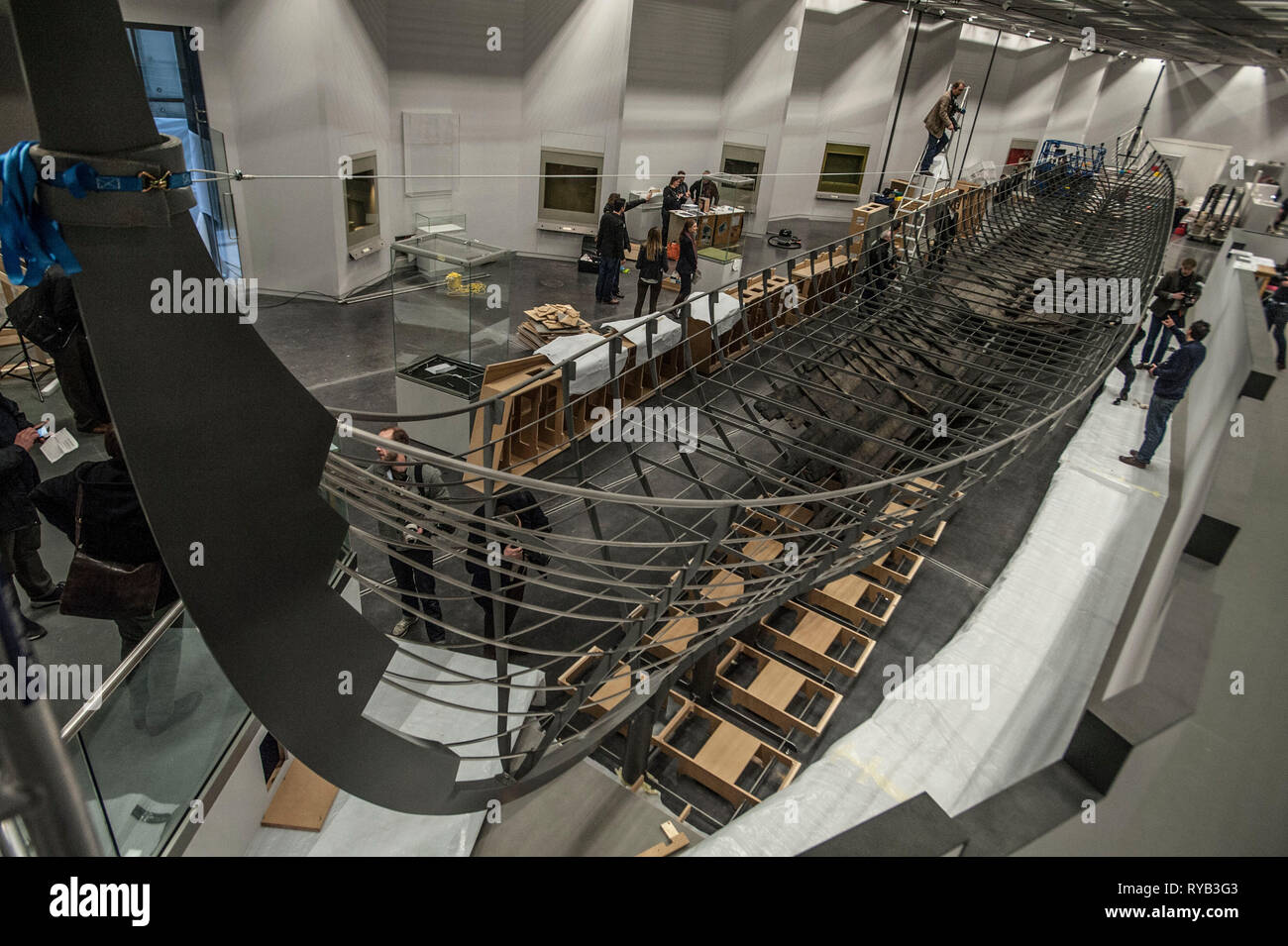 Blick auf überlebende Hölzer aus längste Viking Kriegsschiff, die jemals in Großbritannien zum ersten Mal gefunden angezeigt. Die Hölzer haben in mühevoller Kleinarbeit zusammen wie ein riesiges Puzzle ausgestattet und in eine tatsächliche Größe stahl Wiege. Der Wiederaufbau wird durch Mitglieder der Nationalen Museum für Dänemark, das Museum vor allem gekommen sind. Das 37 Meter lange Schiff wird bilden den Mittelpunkt des BP die Ausstellung des British Museum, Wikinger: Leben und Legende. Das Schiff, als Roskilde 6 bekannt, wurde von den Banken der Roskilde Fjord in Dänemark im Laufe der Arbeit der Roski zu entwickeln ausgegraben Stockfoto