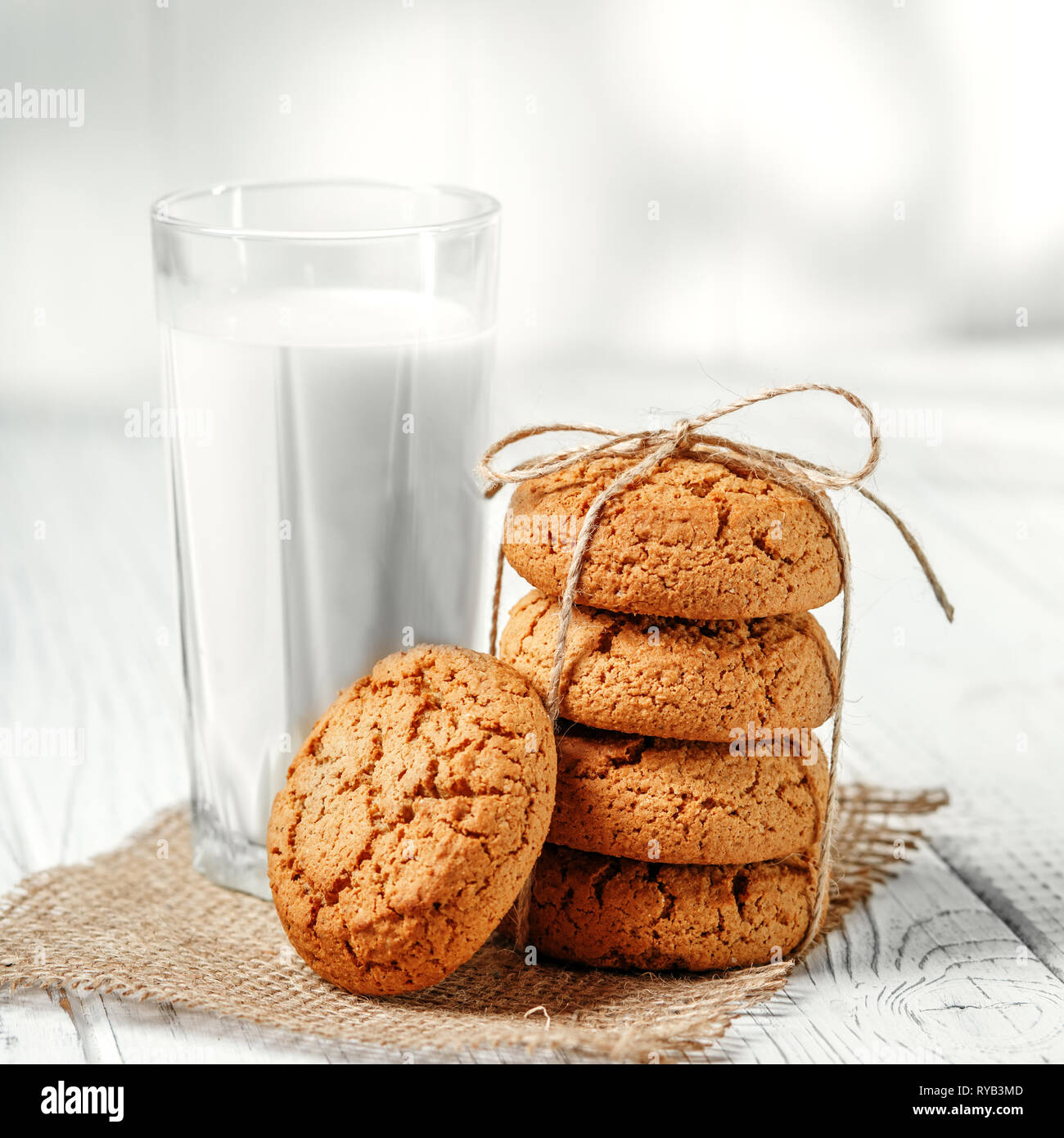 Ein Glas Milch und leckere Haferflocken Cookies. Kopieren Sie Platz. Das Konzept ist gesundes Essen, Frühstück, Vegetarismus. Stockfoto