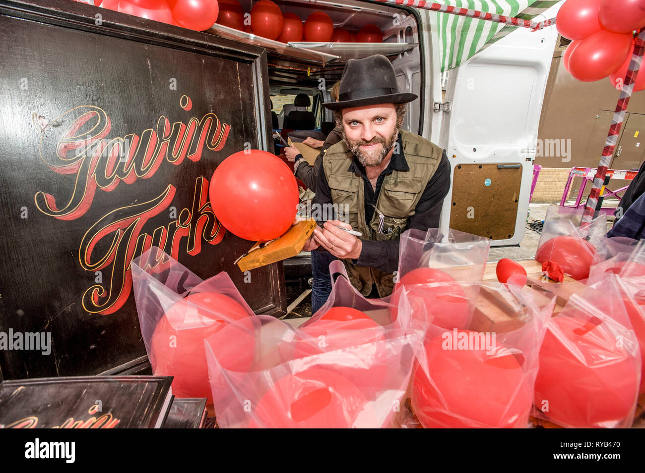 Gavin Turk und 'Ballons Van Air" mit Auspuff gefüllt Dämpfe aus seinem van 100 Pfund ein 'Pop' Vauxhall Art Car Boot Messe 2013, der Truman Brewery, Brick Lane, E1 Stockfoto