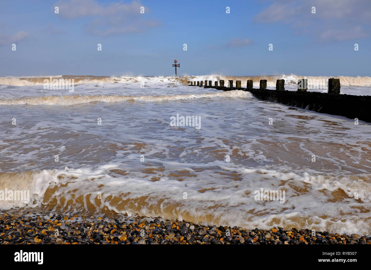 White surf-Schaum in Küste Landschaft, sheringham, North Norfolk, England Stockfoto