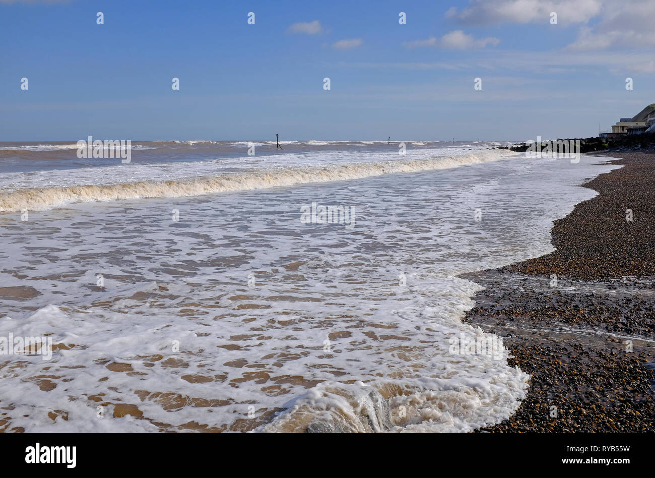 White surf-Schaum in Küste Landschaft, sheringham, North Norfolk, England Stockfoto
