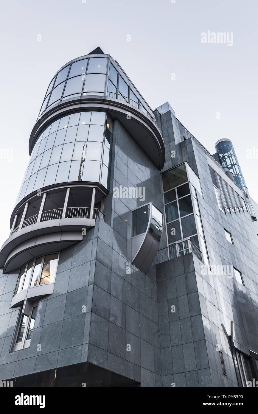 Wien, Österreich - 2 November, 2015: Haas Haus außen, modernes Gebäude in Wien, Stephansplatz. Von den österreichischen Architekten Hans Hollein entworfen, um in Stockfoto