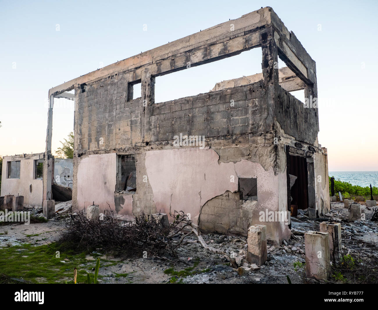 Verlassene einsame und verlassene Haus, Dämmerung, nr Governors Harbour, Eluthera Insel, auf den Bahamas, in der Karibik. Stockfoto