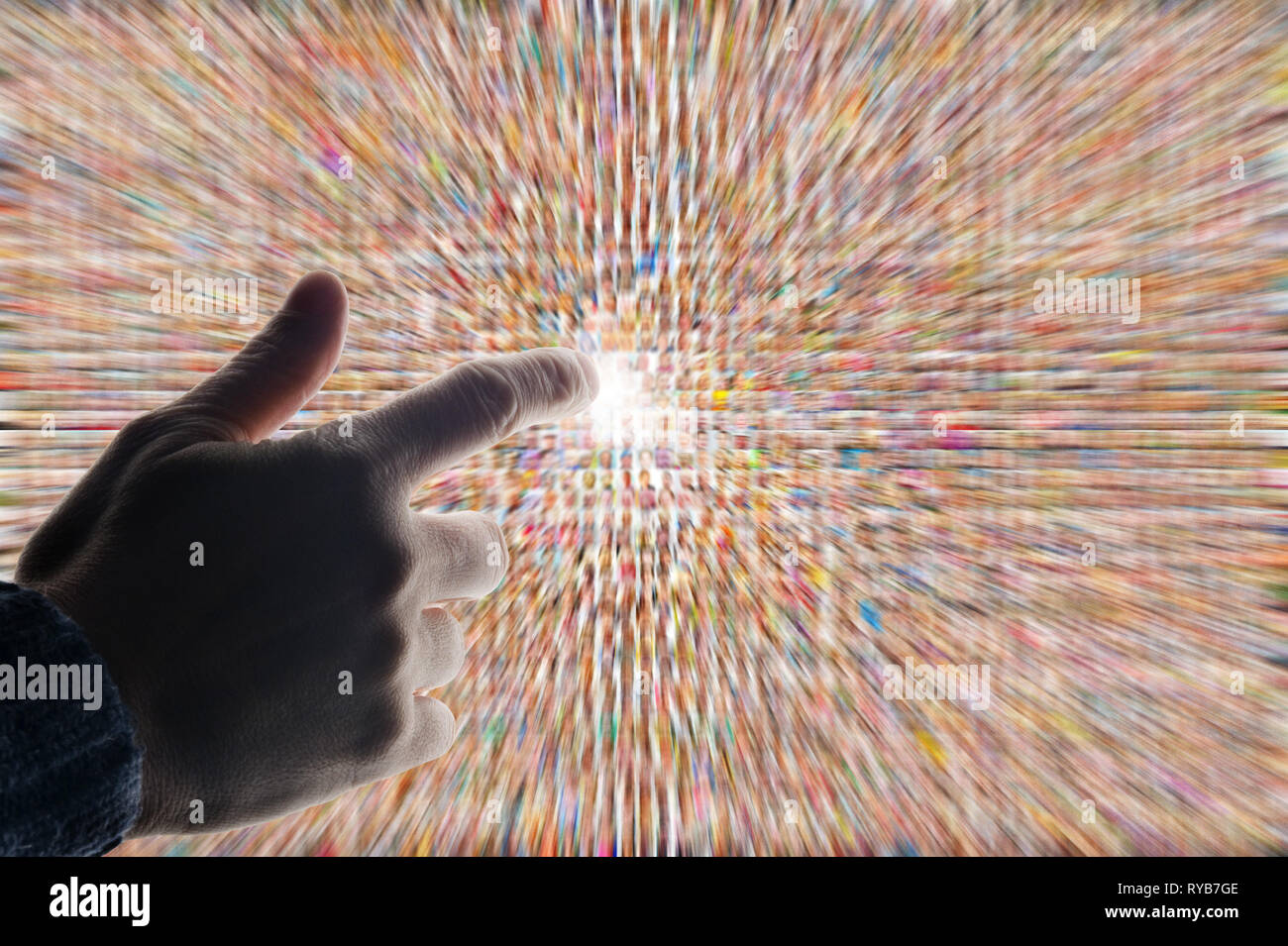 Hand Berühren eines Bildschirms mit Hunderten von Menschen Gesichter, social media Konzept Stockfoto