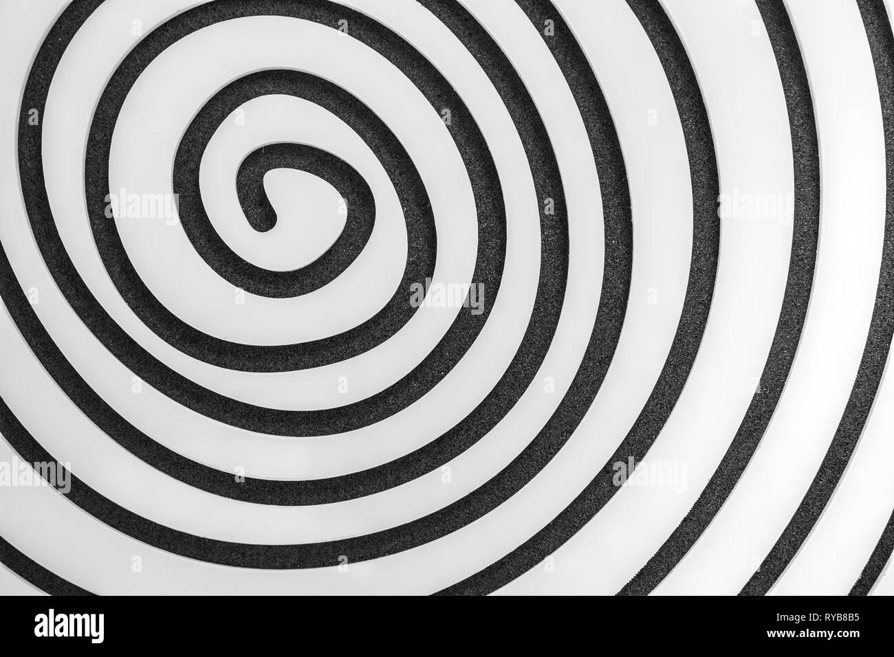Einfache weiße Spirale auf schwarzem Hintergrund Stockfoto
