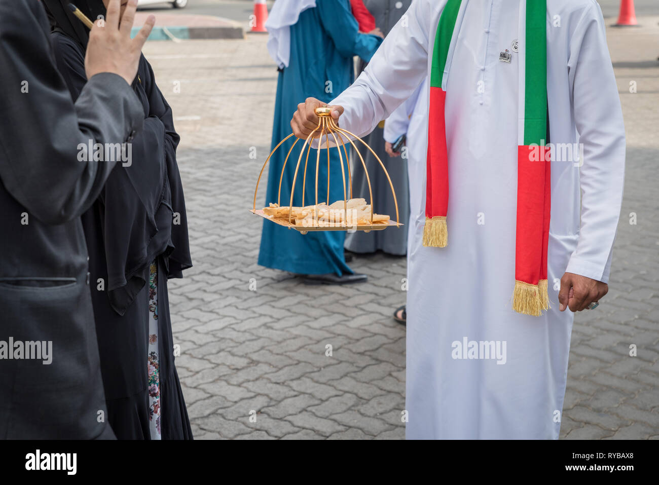 November 28, 2018 - Abu Dhabi, VAE: Lokale emiratische Frauen werden mit Snacks auf UAE Flag Tag serviert. Stockfoto