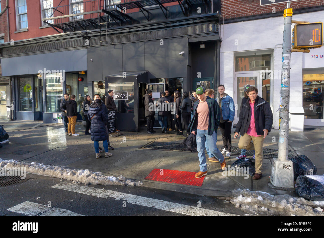 Brunchers Warteschlange ihre ID außerhalb der Bowery Bar in New York am Samstag, 2. März 2019 zu haben. (© Richard B. Levine) Stockfoto