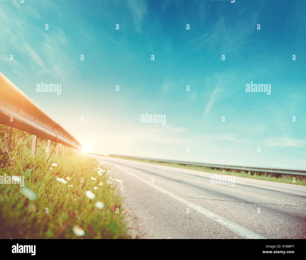 Sommer Straße, Himmel, Sonne und Wolken Stockfoto