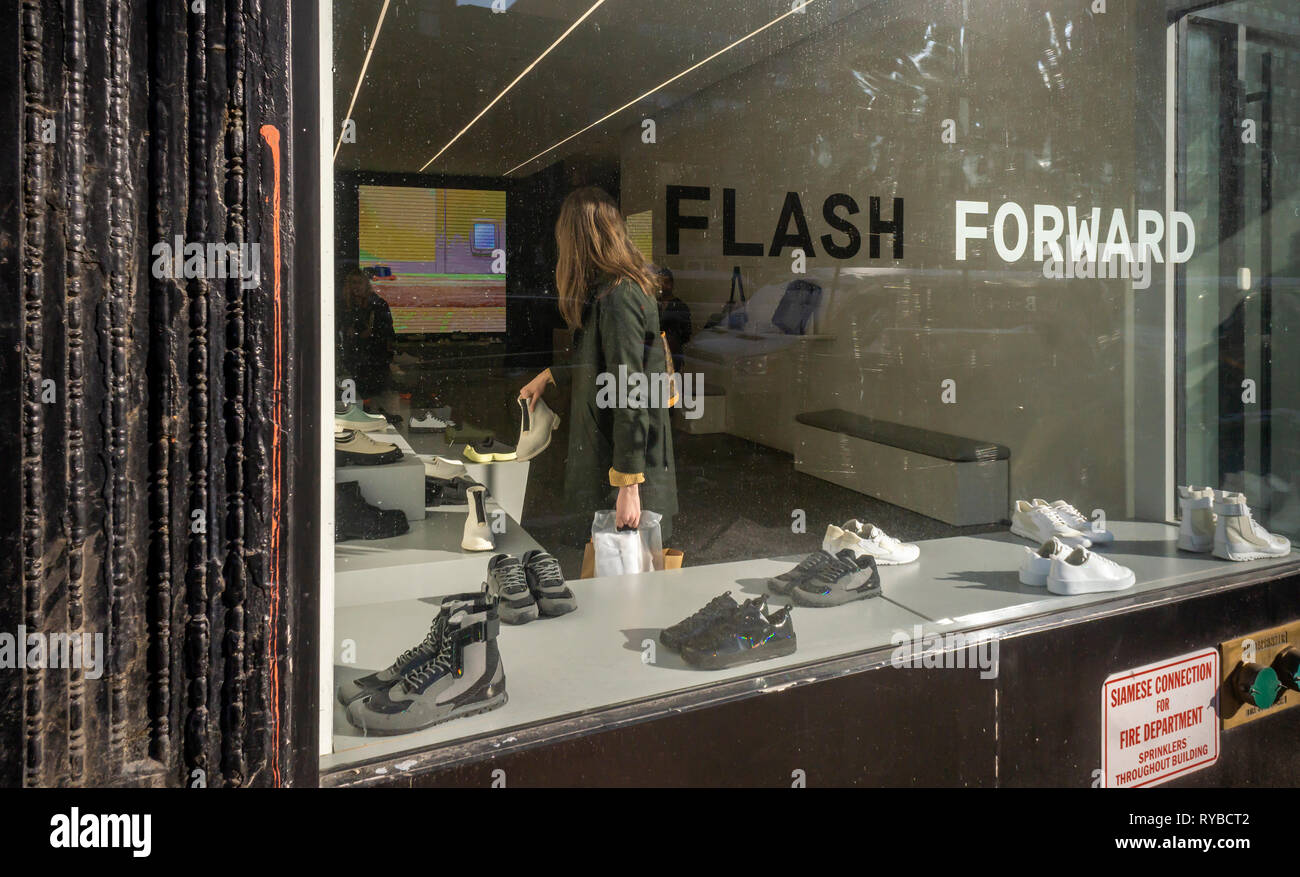 Eine Frau Geschäfte Sneakers an der Camper Lab Store auf der Bowery in New York am Samstag, 2. März 2019. (Â© Richard B. Levine) Stockfoto