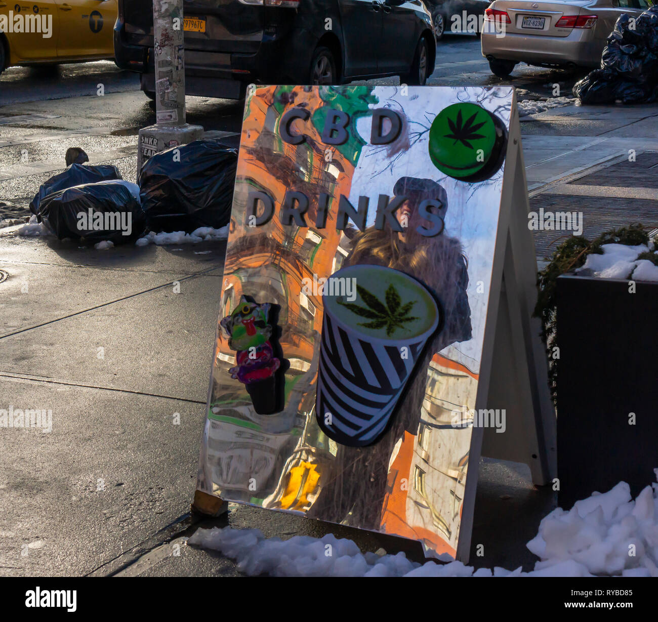Ein Cafe auf der Lower East Side in New York kündigt die Verfügbarkeit von CBD infundiert Getränke auf der Speisekarte gesehen, am Samstag, 2. März 2019. CBD ist die nicht-psychoaktiven Bestandteil von Marihuana im Gegensatz zu Tetrahydrocannabinol (THC), das ist der Stoff, aus dem Sie hoch, nicht zu vergessen, zu dieser Zeit illegal. (Â© Richard B. Levine) Stockfoto