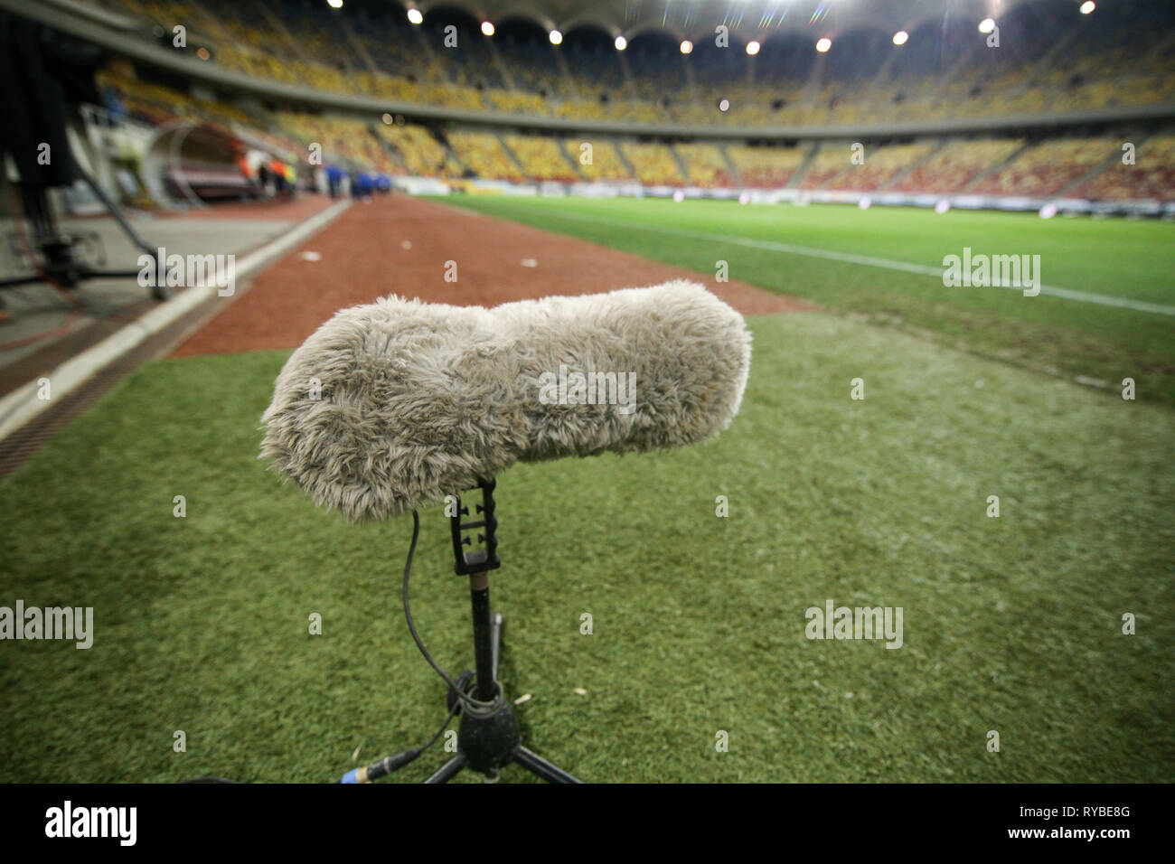 Haarige Bügelmikrofon auf dem Rasen des Fußballstadions Stockfoto