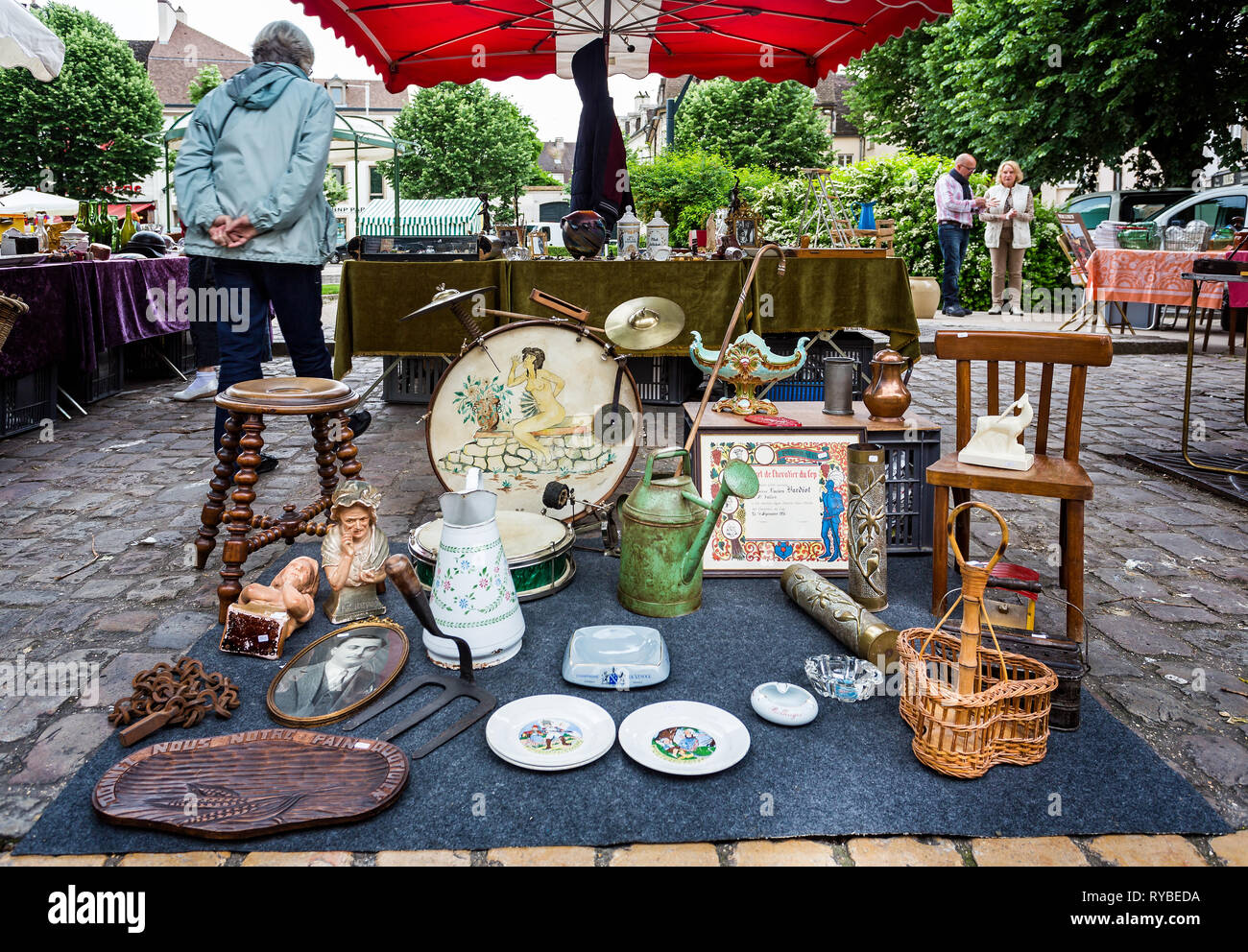 Bric-a-brac für Verkauf auf Marktstand in Beaune, Burgund, Frankreich am 4. Juni 2016 Stockfoto