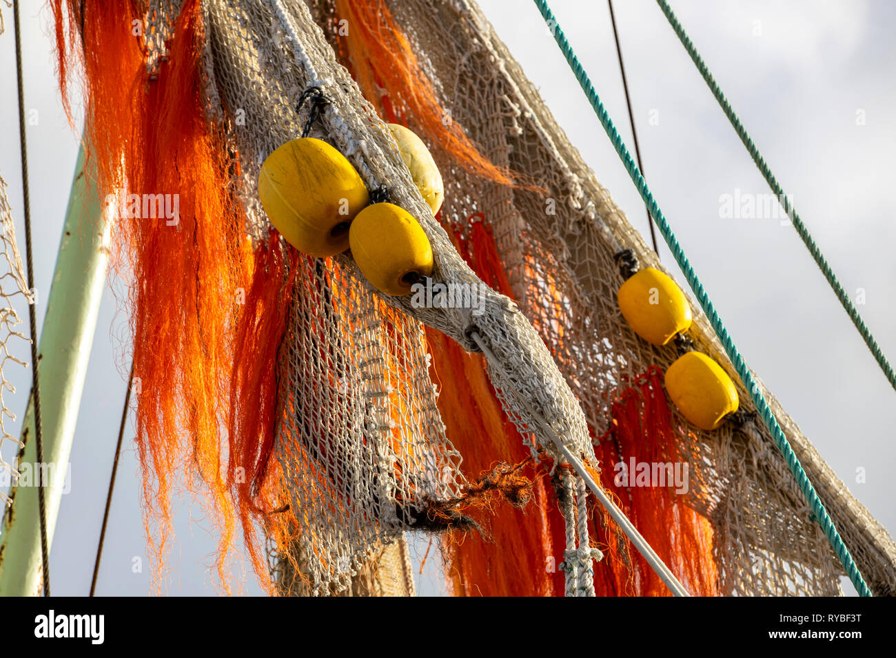 Netze, Detail im Fischereihafen von Greetsiel, Ostfriesland, Niedersachsen, Fischkutter, Krabbenkutter im Hafen liegen, Stockfoto