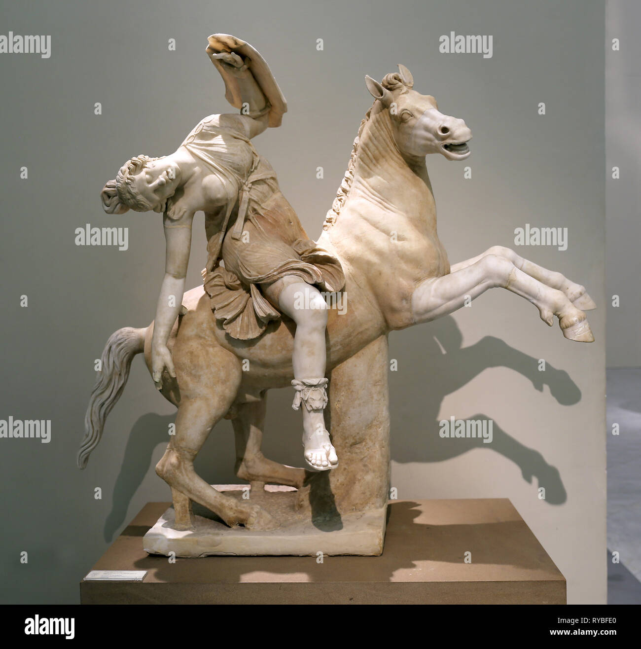 Verwundet Amazon auf dem Pferd. Marmor Skulptur (2. Jh. nach Chr.) von einem griechischen Original des 2. Jh. v. Chr.. Neapel. Italien. Stockfoto