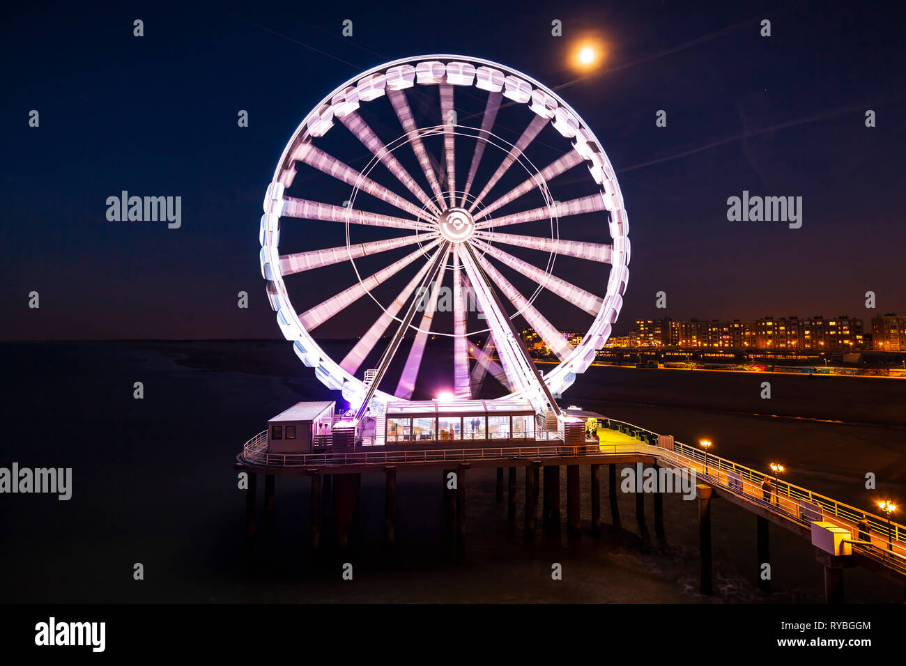 Beleuchtetes Riesenrad Auf Dem Pier In Der Nacht Im Mondlicht Scheveningen Den Haag Auf Dem Hintergrund Beliebtes Touristisches Reiseziel Stockfotografie Alamy