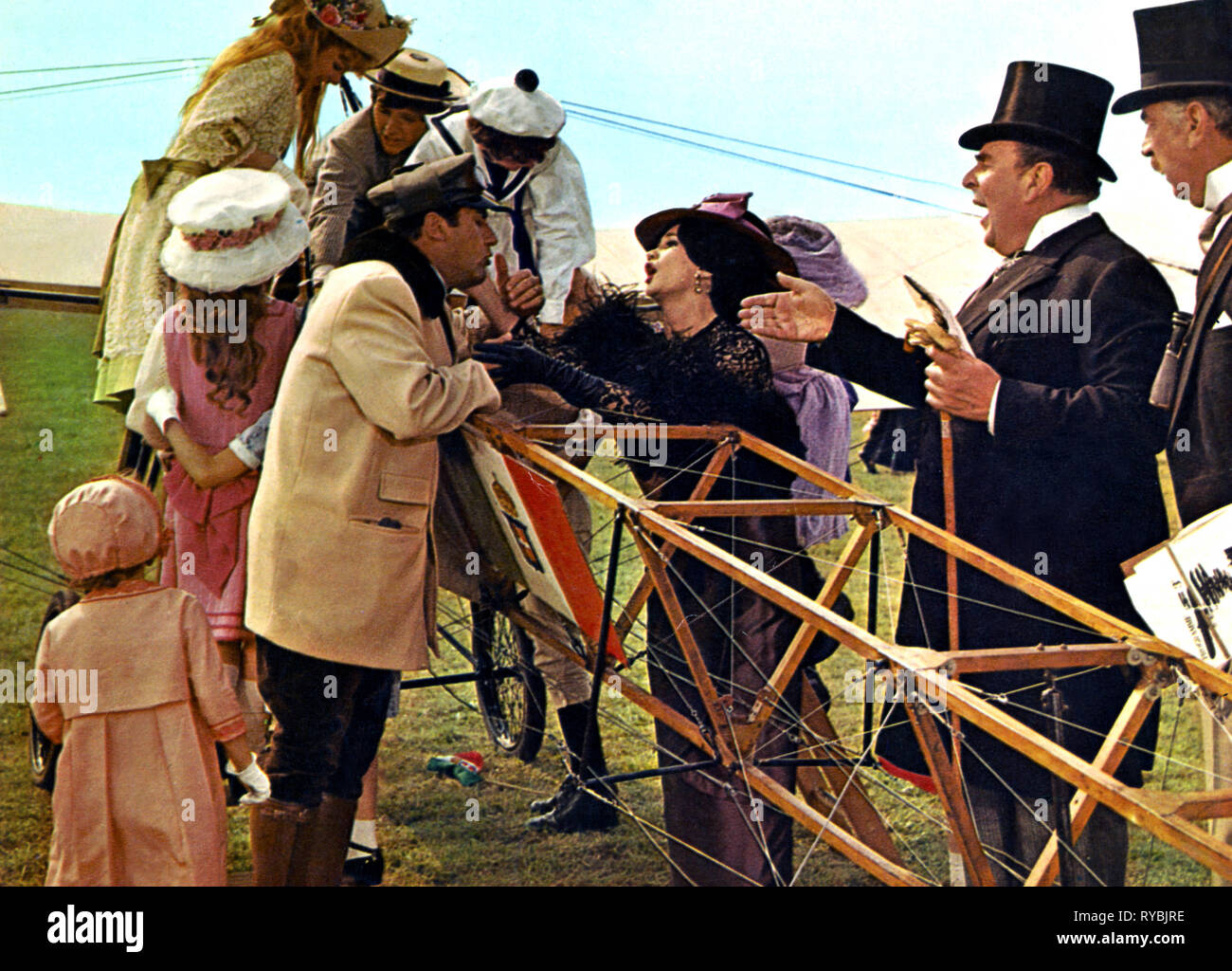ALBERTO SORDI, ROBERT MORLEY, Jene ausgezeichneten Männer in ihren fliegenden MASCHINEN ODER WIE ICH FLOG VON LONDON NACH PARIS IN 25 Stunden 11 MI, 1965 Stockfoto
