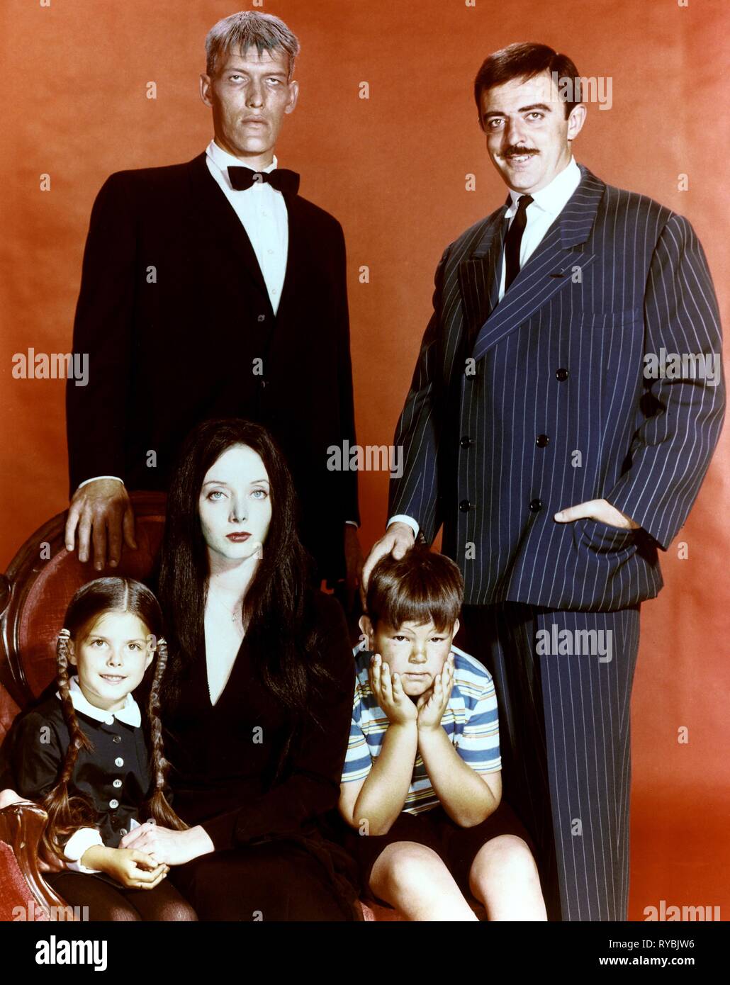 TED CASSIDY, JOHN ASTIN, LISA LORING, CAROLYN JONES, KEN WEATHERWAX, der Addams Family, 1964 Stockfoto