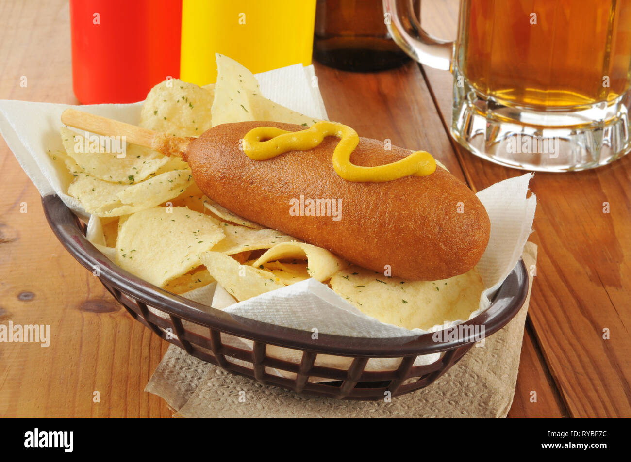 Ein mais Dog mit Kartoffelchips und ein Glas Bier Stockfoto