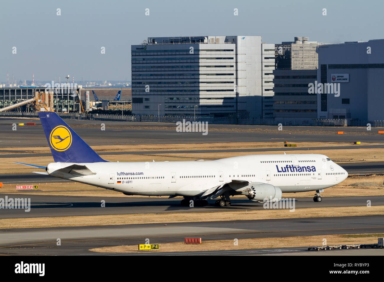 Eine Boeing 747-830 (Jumbo Jet) der deutschen Fluggesellschaft Lufthansa am Haneda International Airport, Tokio, Japan. Stockfoto