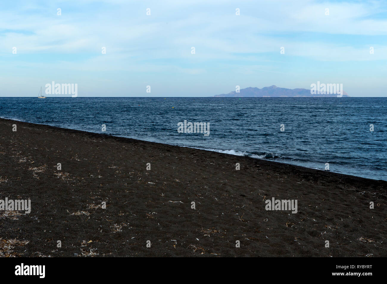 Am Strand von Perivolos auf Santorin Stockfoto
