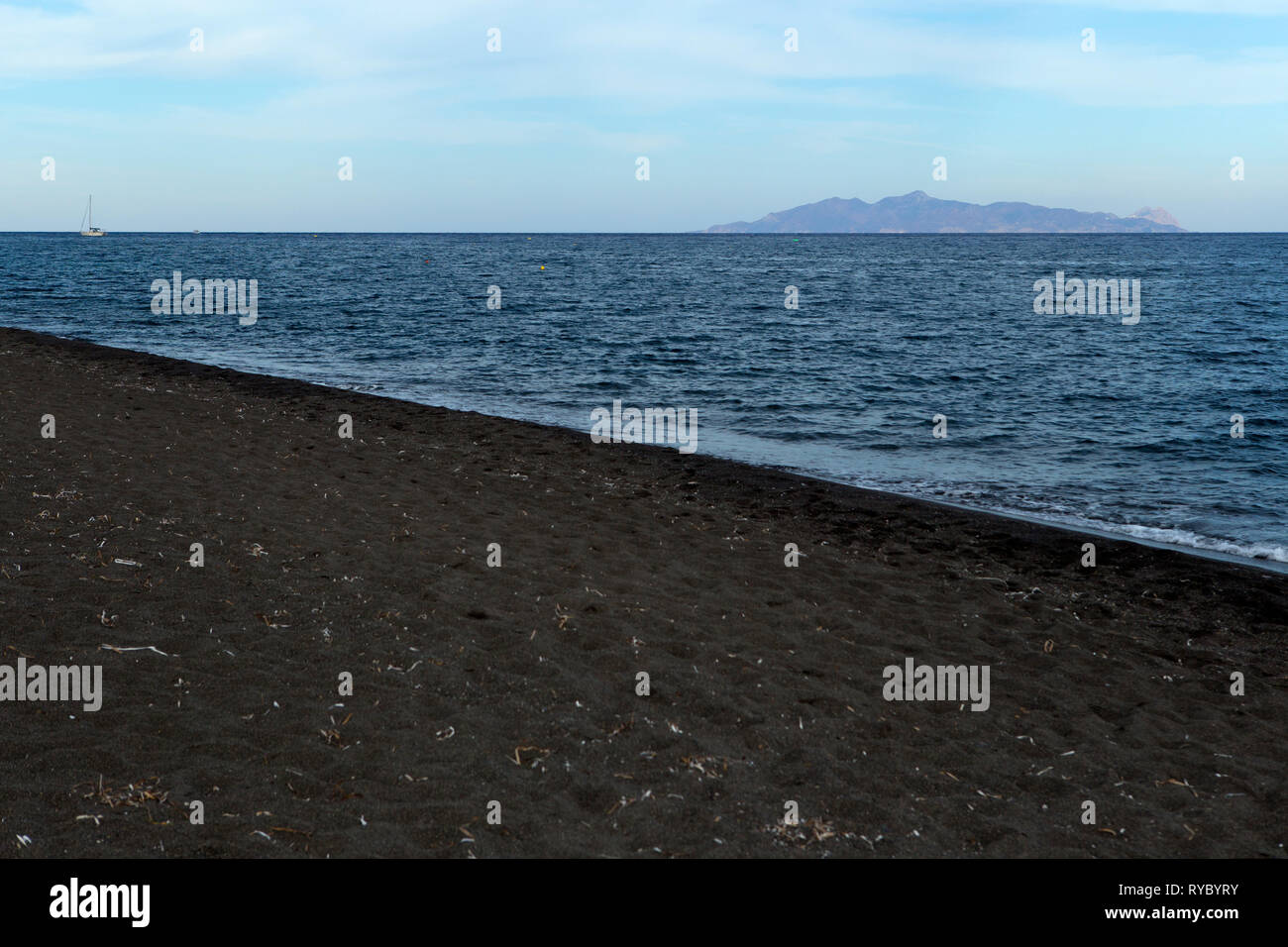 Am Strand von Perivolos auf Santorin Stockfoto