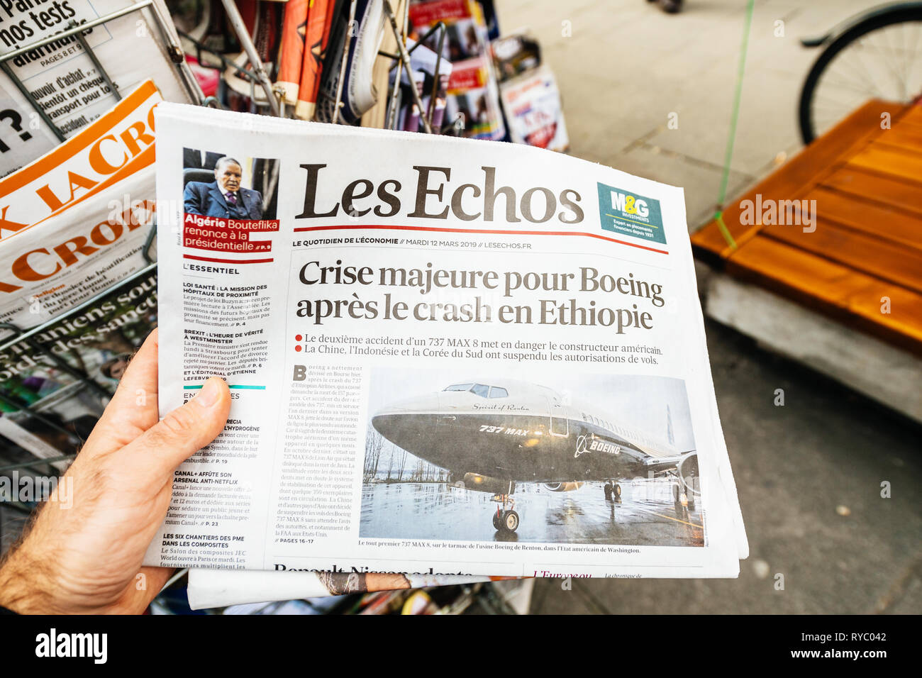 Paris, Frankreich - Mar 12, 2019: Mann POV kaufen die Tageszeitung Les Echos mit Artikel über große Krise für Boeing nach Crash Unfall in Äthiopien Stockfoto