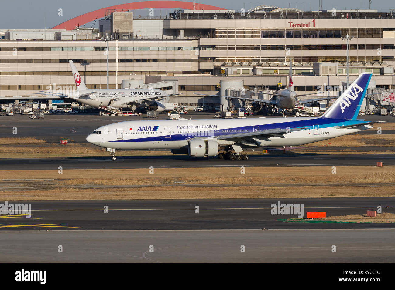 Eine Boeing 777281 (er) mit All Nippon Airways (ANA) landet auf dem Haneda International