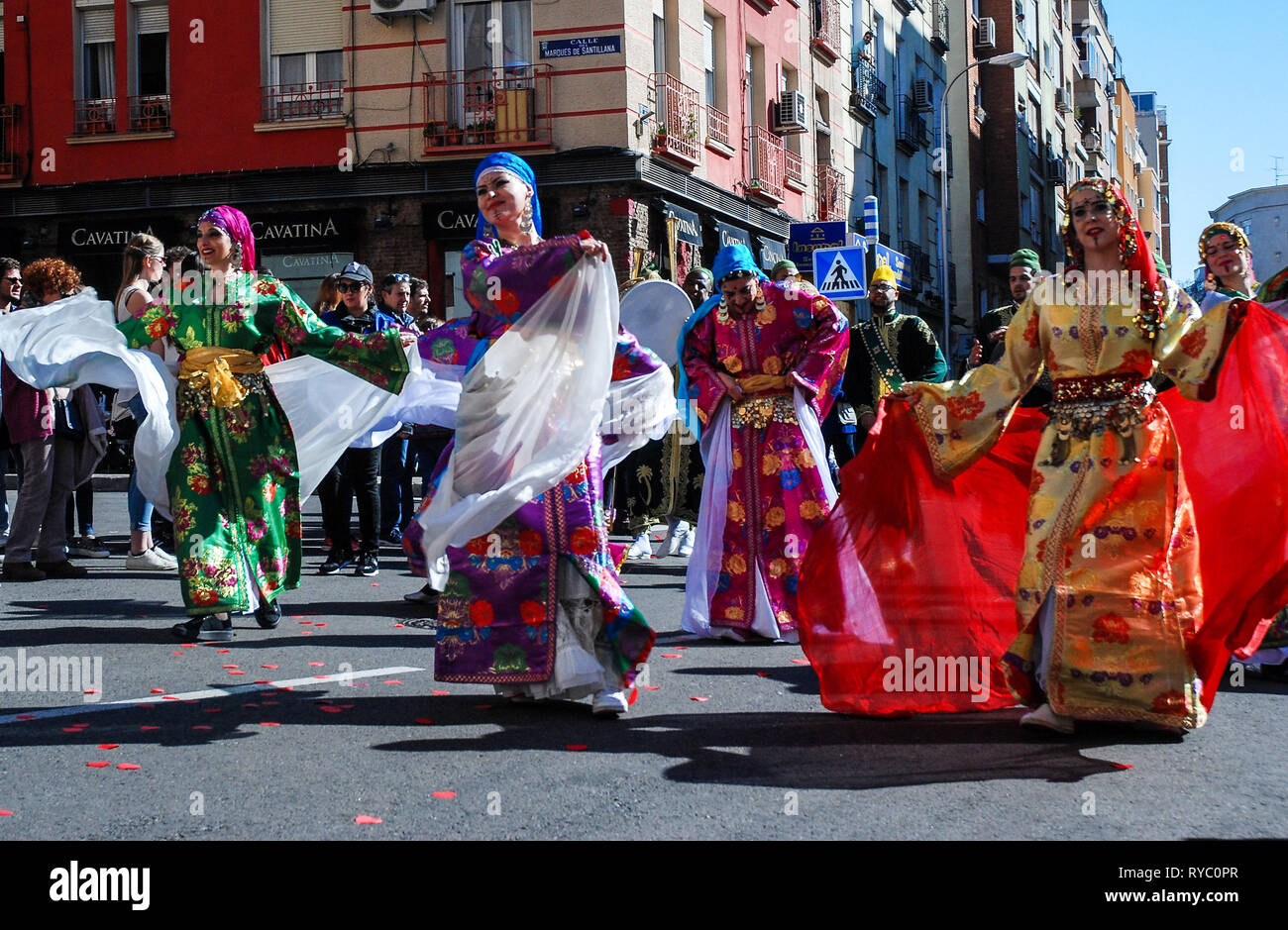 Madrid, Spanien, 2. März 2019: Faschingsumzug, Arabischen team Tänzer mit traditionellen Kostümen tanzen Stockfoto