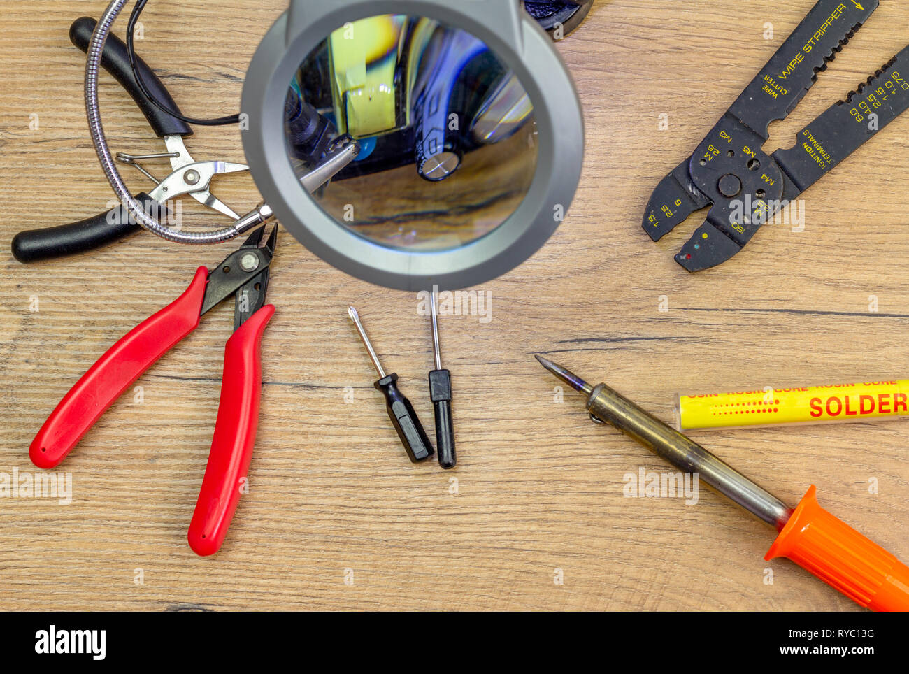 Flach Konzept Recht auf Instandsetzung, weniger Verschwendung und nachhaltiges Leben, Werkzeuge Reparatur- Elektronik unter Vergrößerung mit verschiedenen Tools Stockfoto