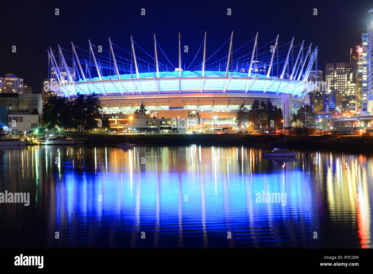 Vancouver City Skyline und BC Place Stadion bei Nacht, Vancouver, British Columbia, Kanada. Stockfoto