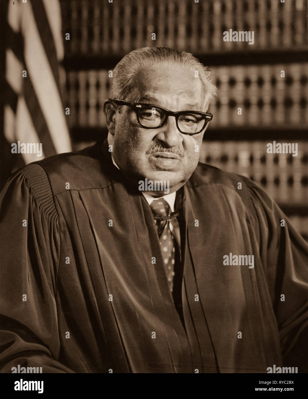 Thurgood Marshall, Associate Gerechtigkeit der Oberste Gerichtshof der Vereinigten Staaten in seiner gerichtlichen Roben an seinem Obersten Gerichtshof Büros. Januar 28, 1976 Stockfoto