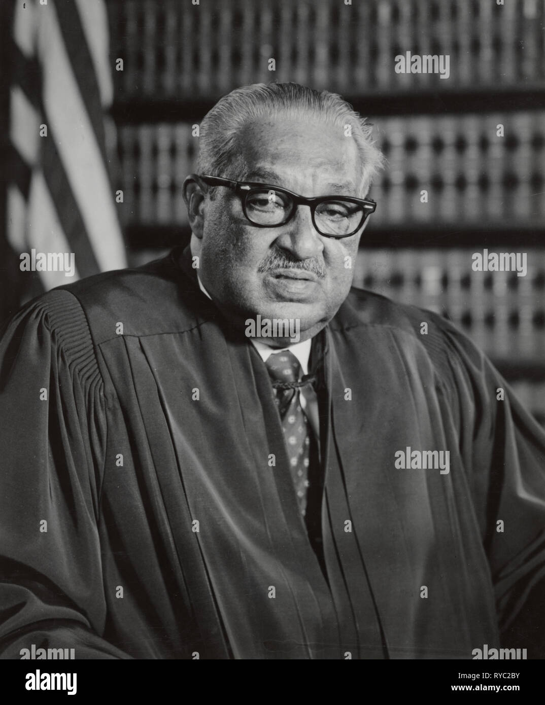 Thurgood Marshall, Associate Gerechtigkeit der Oberste Gerichtshof der Vereinigten Staaten in seiner gerichtlichen Roben an seinem Obersten Gerichtshof Büros. Januar 28, 1976 Stockfoto