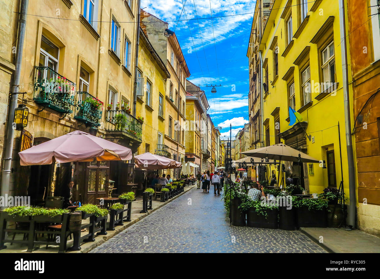 Lemberg armenischen Virmenska Street Cafes, Restaurants mit Touristen im Sommer Stockfoto