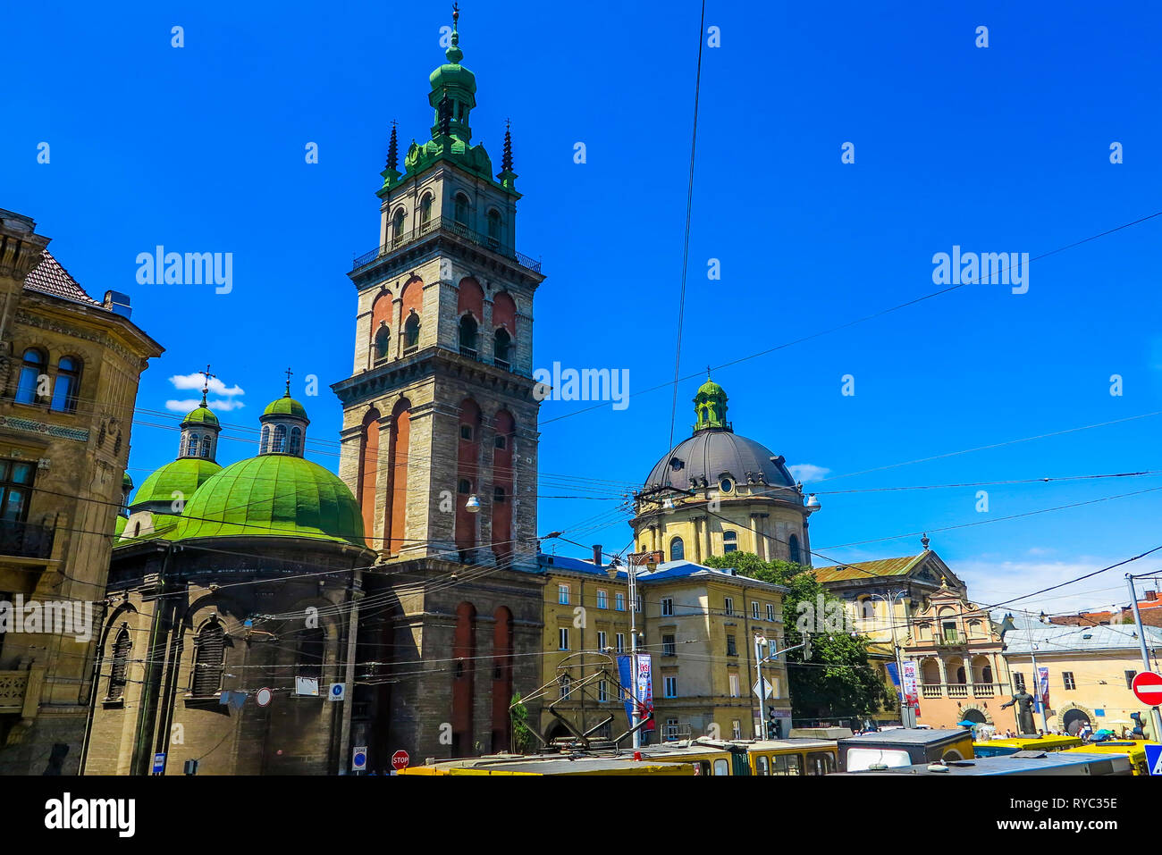 Lemberg Himmelfahrt der Jungfrau Maria Kirche mit grün gefärbten Kuppel Turm von Korniakt mit Kreuz und dominikanische Kathedrale Kuppel Stockfoto