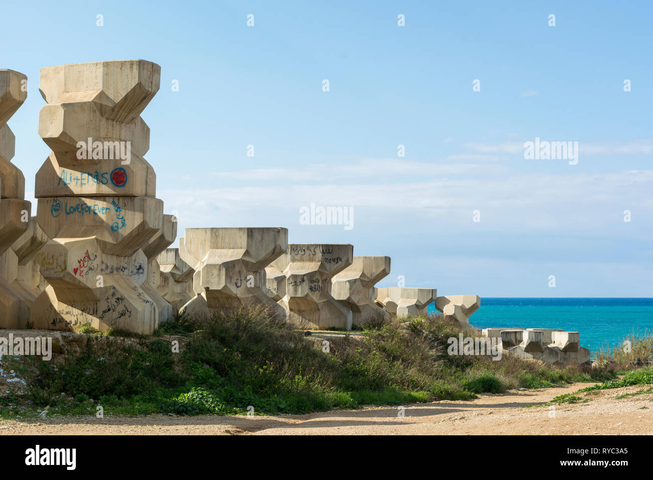 Wellenbrecher betonsteine am Strand Beirut Libanon Naher Osten Stockfoto