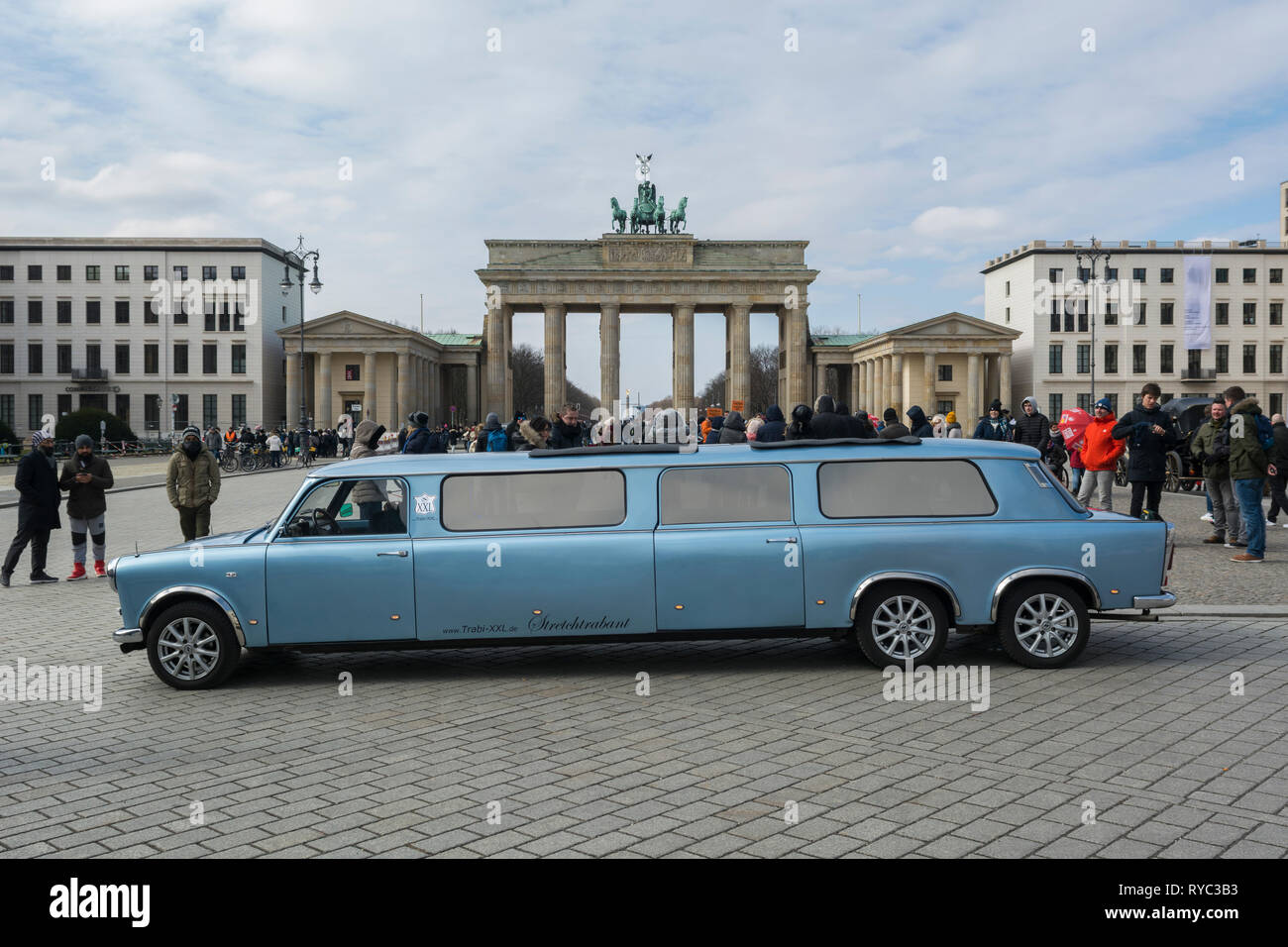 Trabant Limo am Brandenburger Tor Berlin Deutschland Stockfoto